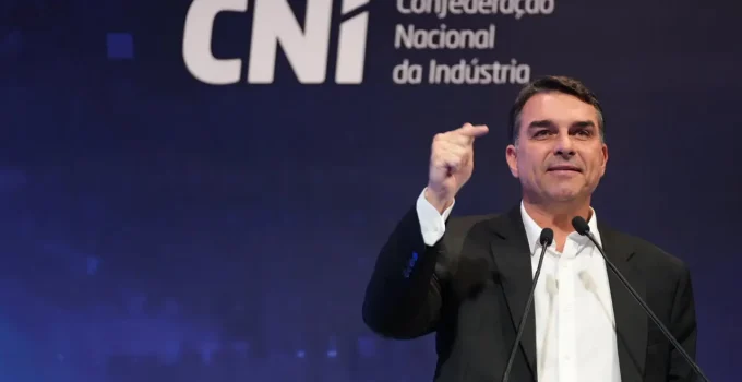 Flávio Bolsonaro acusa Moraes de interferir nas eleições ao proibir visitas ao pai