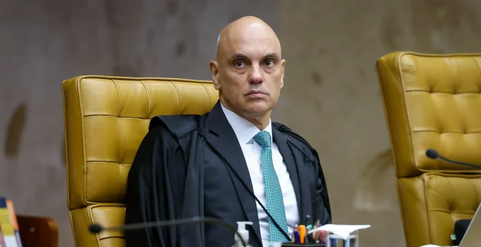 Alexandre de Moraes suspende visitas de Flávio Bolsonaro ao pai por 90 dias