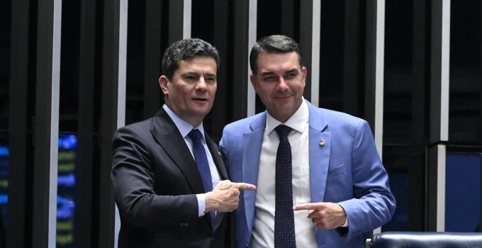 Moro contesta Moraes e cita visitas de Lula na prisão para defender direito de Flávio Bolsonaro Moro contesta Moraes e cita visitas de Lula na prisão para defender direito de Flávio Bolsonaro