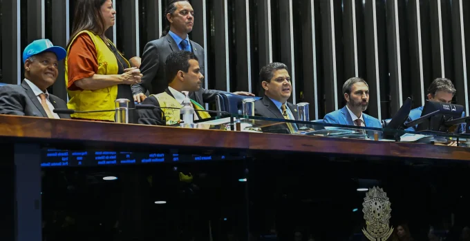 Senado aprova PEC de aposentadoria para agentes de saúde em derrota para o governo Lula