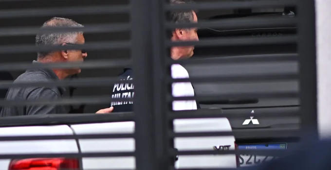 Diferenças no tratamento de Lula e Bolsonaro na prisão: visitas, comunicação e manifestações sob o olhar da Justiça