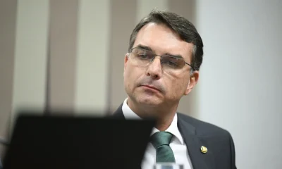 Pesquisa aponta queda na intenção de voto de Flávio Bolsonaro entre independentes e à direita