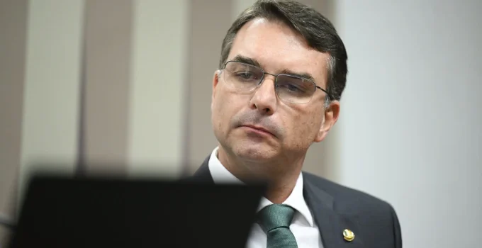 Pesquisa aponta queda na intenção de voto de Flávio Bolsonaro entre independentes e à direita Pesquisa aponta queda na intenção de voto de Flávio Bolsonaro entre independentes e à direita