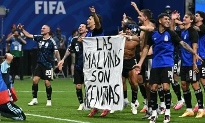 Provocação argentina: Jogadores exibem faixa sobre Malvinas após vitória sobre Inglaterra