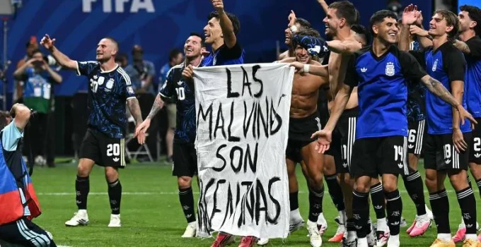 Provocação argentina: Jogadores exibem faixa sobre Malvinas após vitória sobre Inglaterra