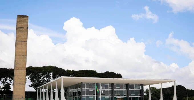 Associação de Prefeitos Contesta Lei da Dosimetria no STF