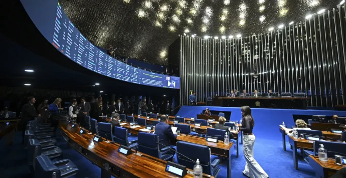 Senado aprova MP do Frete com foco em fiscalização; anistia de multas a caminhoneiros deve ser vetada