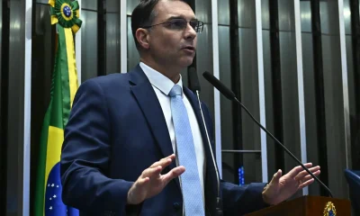 Flávio Bolsonaro acusa Moraes e Dino de manobra para usurpar funções do TSE