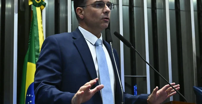 Flávio Bolsonaro acusa Moraes e Dino de manobra para usurpar funções do TSE