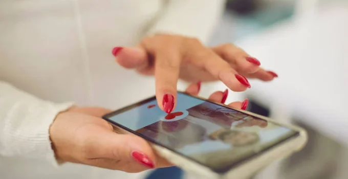 Adeus aos aplicativos? Mulheres buscam o offline para encontrar parceiros Adeus aos aplicativos? Mulheres buscam o offline para encontrar parceiros