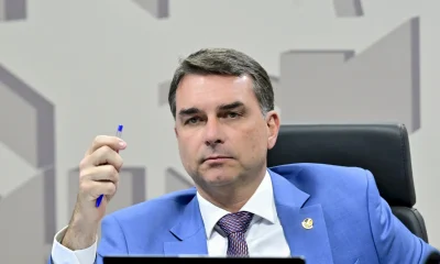 Flávio Bolsonaro promete seguir gestão do pai e lamenta racha familiar