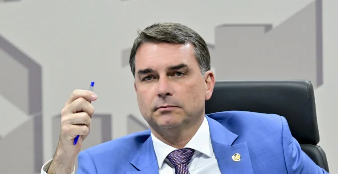 Flávio Bolsonaro promete seguir gestão do pai e lamenta racha familiar