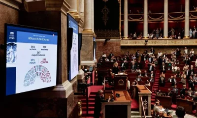 França aprova lei histórica sobre morte assistida após debate acirrado