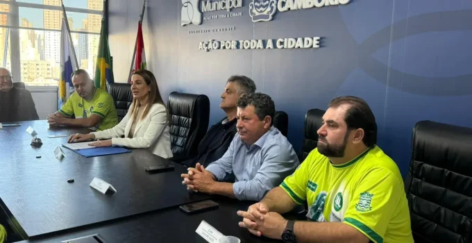 Balneário Camboriú estabelece regras fixas e reduz taxas para ambulantes na praia