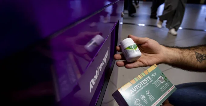 Brasil domina tecnologia para produzir remédio contra HIV do SUS