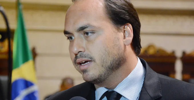 MP Eleitoral arquiva apuração sobre domicílio eleitoral de Carlos Bolsonaro em SC