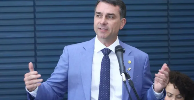 Flávio Bolsonaro lança plano focado em mulheres com IA e empreendedorismo
