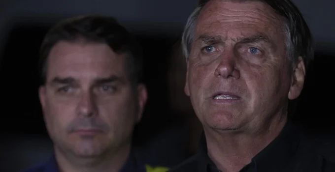Flávio Bolsonaro diz que pai foi 'enterrado vivo' por Moraes; aliados reagem