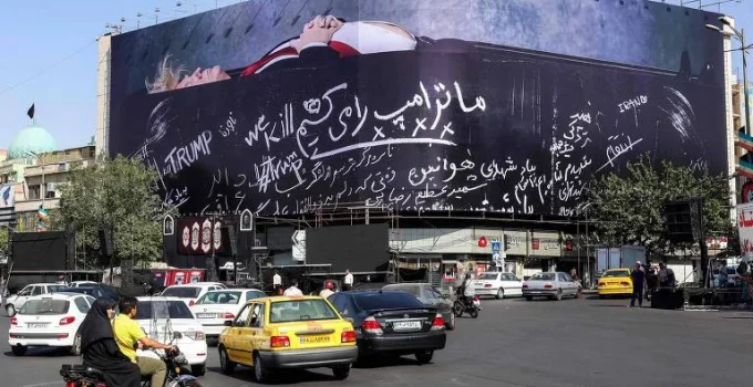 Irã exibe outdoors com ameaças a Trump e imagem de presidente em caixão Irã exibe outdoors com ameaças a Trump e imagem de presidente em caixão