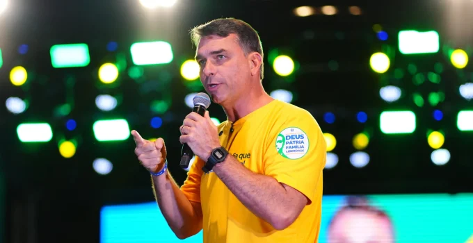 Flávio Bolsonaro critica Lei Maria da Penha e defende penas mais duras para agressores