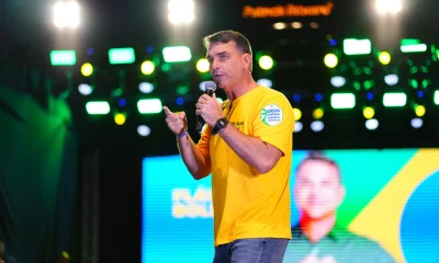 Flávio Bolsonaro desafia Moraes: "Não vou abaixar a cabeça para tirano nenhum"
