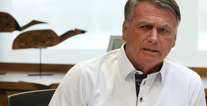 Um Ano de Reviravoltas: A Trajetória de Bolsonaro da Tôrnelaceira à Prisão Domiciliar Humanitária