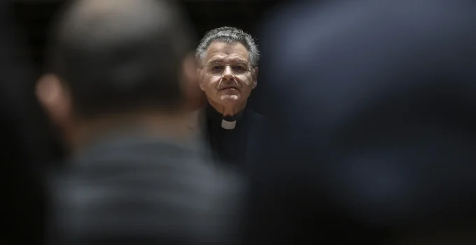Brasileiro rompe tradição de 600 anos e assume o comando do Coro do Papa