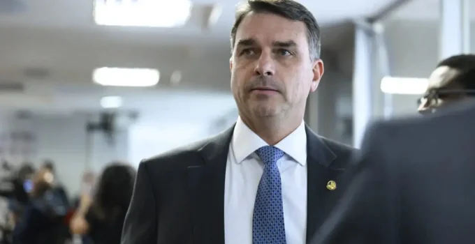 Flávio Bolsonaro critica custo de vida e diz que brasileiros parcelam até pizza