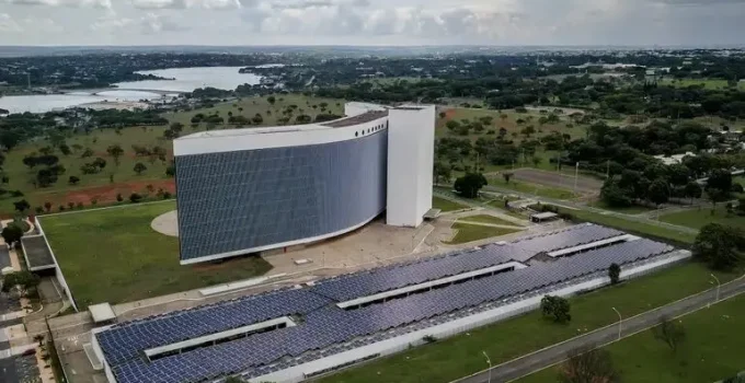 PL denuncia rede de perfis falsos no TSE por ataques a Flávio Bolsonaro e Tarcísio de Freitas