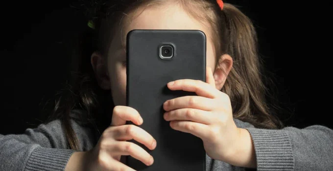 França aprova proibição de redes sociais para menores de 15 anos