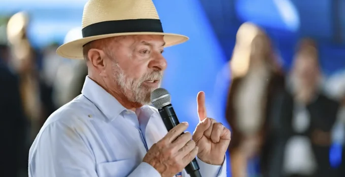 Lula amplia 'pacote de bondades' e repete estratégia criticada em 2022