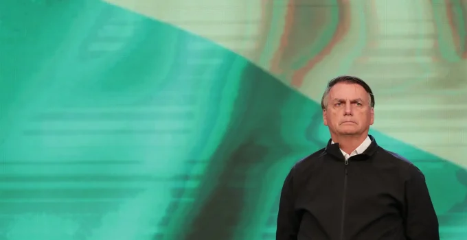 Defesa de Bolsonaro recorre contra suspensão de visitas de Flávio