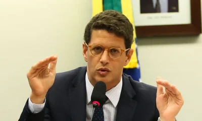 Salles afirma não ser "burrinho de presépio" de Bolsonaro e critica Flávio