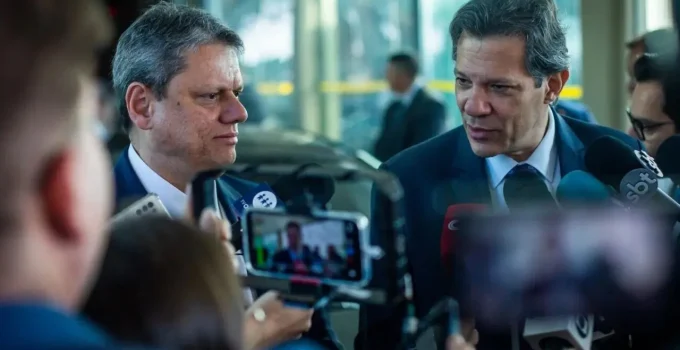 Tarcísio de Freitas ironiza Haddad e o chama de 'melhor ministro da Fazenda do Paraguai'