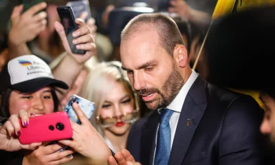 Imprensa internacional liga green card de Eduardo Bolsonaro a tensões com governo Lula