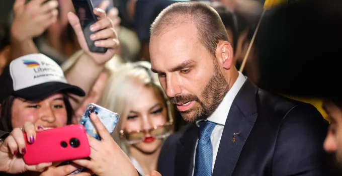 Imprensa internacional liga green card de Eduardo Bolsonaro a tensões com governo Lula
