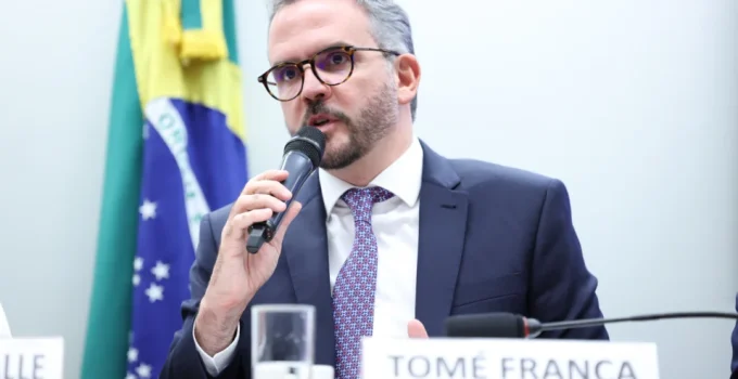 Governo defende abertura do mercado aéreo a empresas estrangeiras para baratear voos