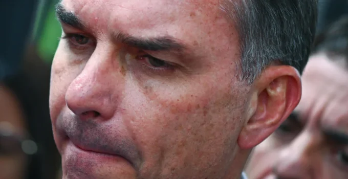 Flávio Bolsonaro levanta suspeitas sobre origem das urnas eletrônicas em evento com diplomatas