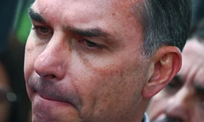 Flávio Bolsonaro levanta dúvidas sobre urnas eletrônicas em evento com diplomatas e recua após repercussão