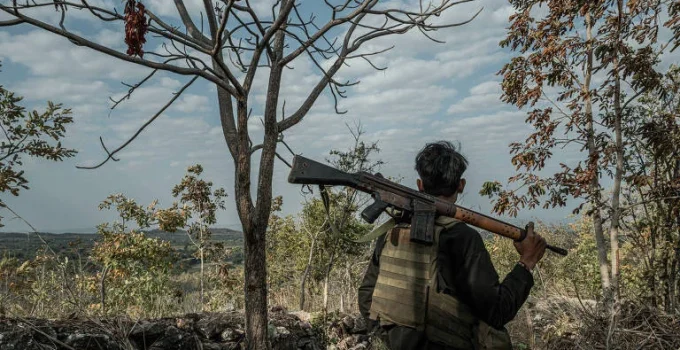 Guerra esquecida em Mianmar mergulha o país em colapso humanitário Guerra esquecida em Mianmar mergulha o país em colapso humanitário