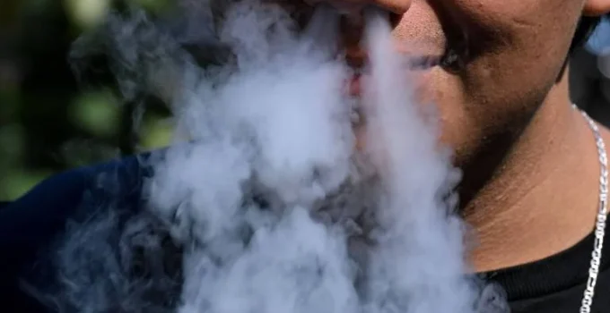 Espanha propõe banir cigarros em terraços e praias para proteger saúde pública
