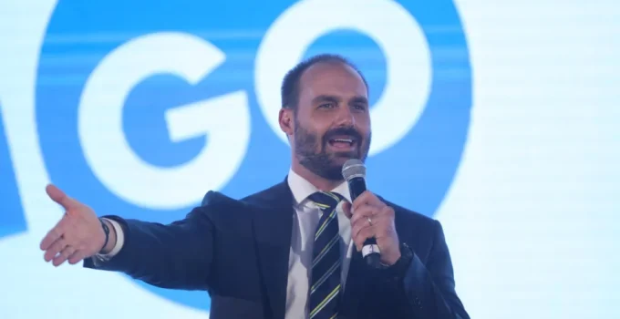 Eduardo Bolsonaro usou críticas a Moraes para obter Green Card nos EUA, diz ex-deputado