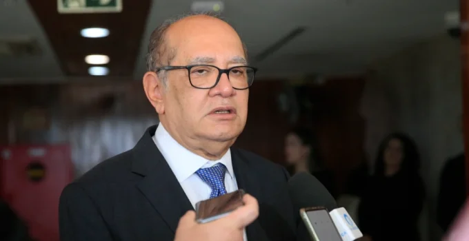 Gilmar Mendes critica Flávio Bolsonaro por falas sobre urnas eletrônicas Gilmar Mendes critica Flávio Bolsonaro por falas sobre urnas eletrônicas
