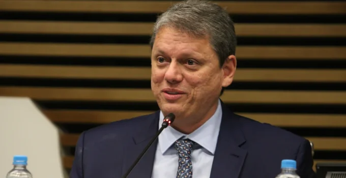Tarcísio de Freitas defende urnas eletrônicas e pede foco em projetos