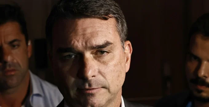 Flávio Bolsonaro nega irregularidades em nota fiscal de R$ 500 mil ligada ao Banco Master