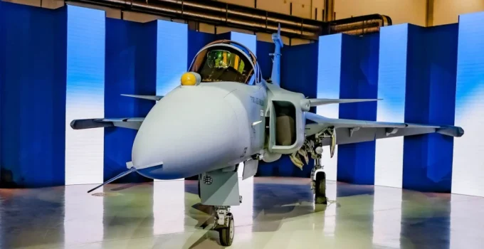 Embraer e SAAB firmam acordo para fabricar 20 caças Gripen adicionais no Brasil Embraer e SAAB firmam acordo para fabricar 20 caças Gripen adicionais no Brasil