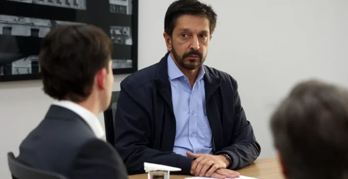Ricardo Nunes recorre contra autorização da Uber para mototáxi e cita riscos de acidentes