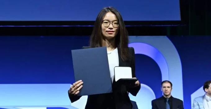 Chinesa Hong Wang é a 3ª mulher a ganhar a Medalha Fields, o 'Nobel da Matemática'