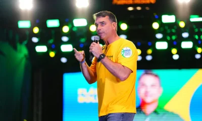 Flávio Bolsonaro grava vídeo em busca de reaproximação com Michelle