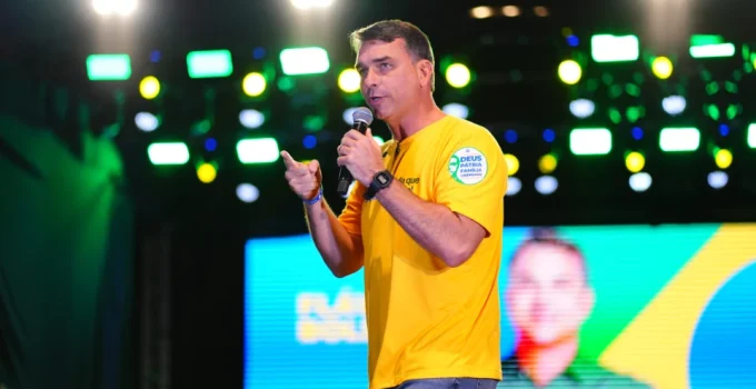 Flávio Bolsonaro grava vídeo em busca de reaproximação com Michelle